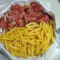 Linguiça Acebolada com Fritas