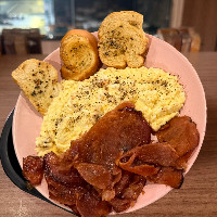 Ovos mexidos com torrada e bacon