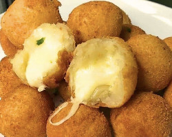 BOLINHO MANDIOCA QUEIJO