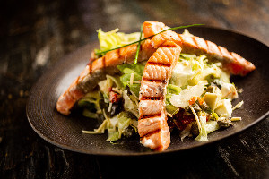 Salada Salmão + molho especial  de gergelim