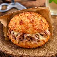O pão de queijo com pernil