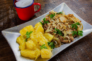 Carne de Sol Desfiada e Acebolada