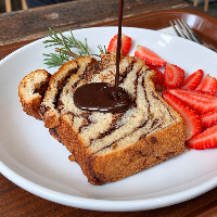 Fatia babka com morangos frescos