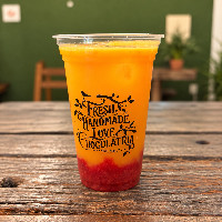Suco de laranja natural com compota artesanal de morango