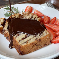 Fatia babka com morangos frescos