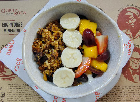 Frutas e granola da casa (Finais de Semana e Feriados)