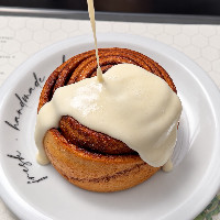 Cinnamon Roll com calda