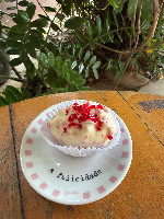 Bombom cravejado de morango