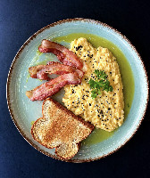 OVOS MEXIDOS COM BACON E PÃO INTEGRAL