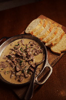 Carne em tiras ao molho gorgonzola ou molho mostarda