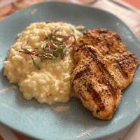 Frango Grelhado com Risoto de Parmesão