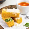 Polenta Frita com Ragu de Cogumelos e Queijo Curado