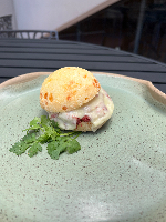 Pão de queijo Recheado c/ Carne Desfiada
