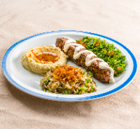 Kafta, arroz com lentilha, tabule e homos