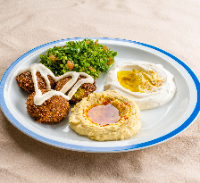 Falafel, coalhada seca, tabule e homos