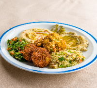 Falafel, couscous, couve-flor, homos, baba ghannouge, tabule e picles