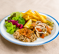 Frango orgânico, arroz com lentilha, fritas e salada