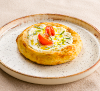 Folhada de queijo de cabra com tomate cereja