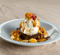 Brownie com sorvete, calda de tahine e pistache