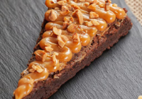 Fatia de Brownie, Caramelo Salgado e Amendoim