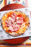 Mortadela, creme cítrico e pistache