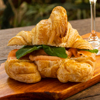 Sanduíche de croissant de Salmão
