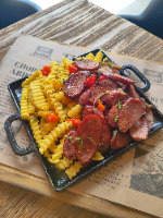 Calabresa acebolada com batata frita