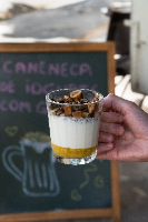 Iogurte com granola caseira