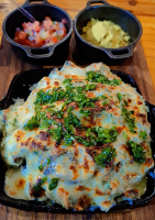 Sobrecoxa de frango GRATINADA COM QUEIJO + CATUPIRY + molho ervas, 350g (in natura) | Serve 1 adulto