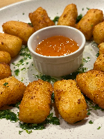 Petisco de Mandioca com Parmesão, com molho de ervas na manteiga e geleia de abacaxi com pimenta.