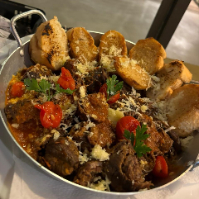 Bracciola Siciliana ao Vinho Tinto com Baguete
