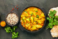 Frango Curry                      Acompanha Arroz de Açafrão