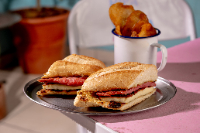 Pão de Alho Recheado com linguiça e queijo