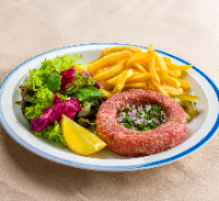 Quibe cru, fritas e mix de folhas e muitas fritas