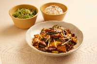 Tofu chilli crisp + Arroz e Salada