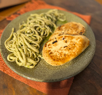 LINGUINI AO PESTO COM FILET VEGETARIANO