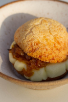Pão de queijo com cebola caramelizada