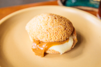 Pão de queijo com doce de leite