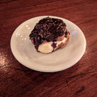 Profterole com chocolate