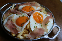 Huevos Rotos con patatas y Jamón