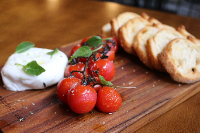 Burrata com Tomatinhos Assados