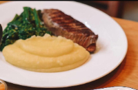 Steak (miolo de Alcatra) com dois acompanhamentos