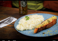 RISOTO AO LIMONE COM SALMÃO GRELHADO