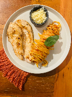 PENNEI AO POMODORO COM FILET VEGANO