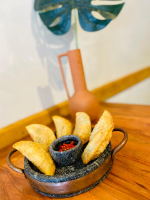 MINIS PASTEIS DE QUEIJO