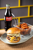 Wlliamsburg + onion rings + 1 Refrigerante