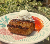 Bolo de Banana na chapa com goiabada cremosa e sorvete de baunilha.