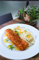 Salmão em crosta de quinoa