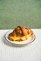 Sanduíche de Ovos Mexidos No Croissant