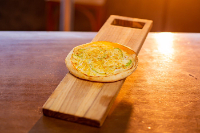 ESFIHA ABOBRINHA, MUSSARELA, PARMESÃO E ALHO
